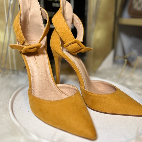 Gorgeous Olivia Ferragamo Heels in Mustard Color - Picture 2 of 8